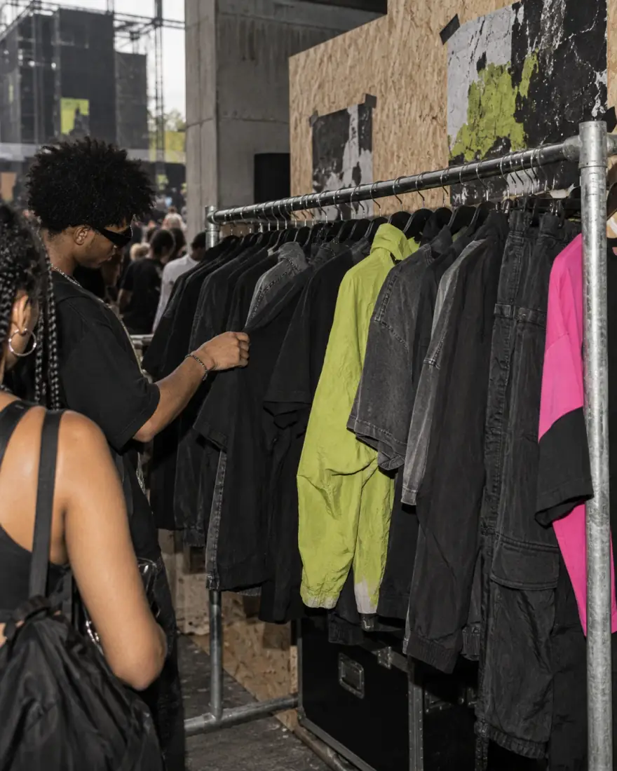 Peças de streetwear expostas